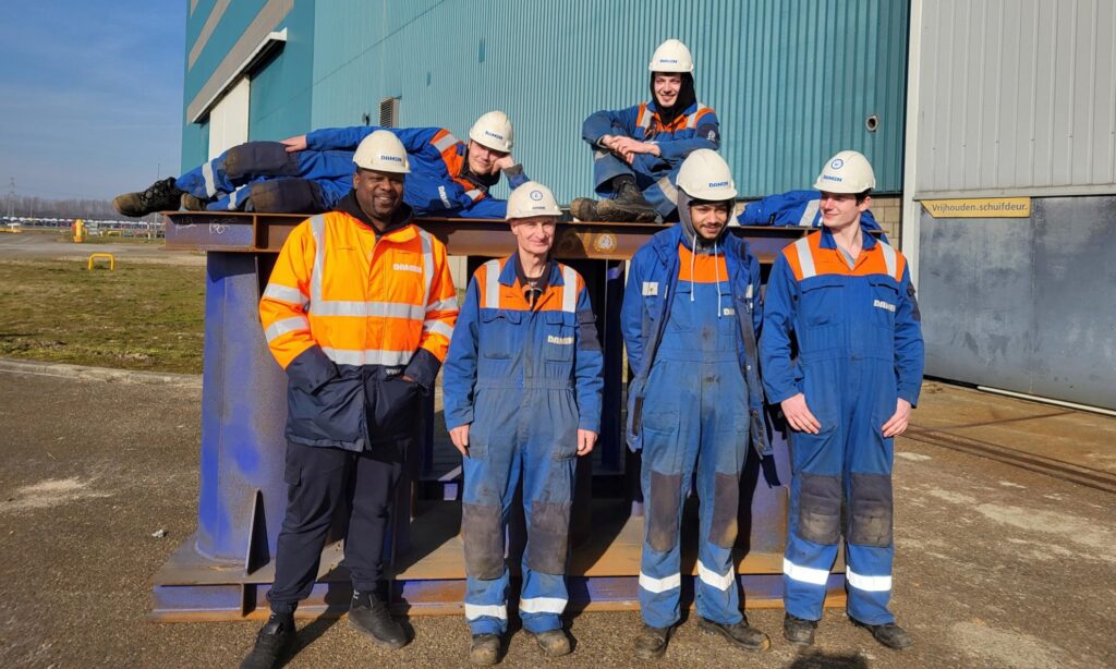 De BBL-leerlingen verdelen hun tijd tussen de werf, vakwerk op school en één dag theorielessen. Voorste rij (v.l.n.r.): Angelo Tokaay, Johan Nicolaas, Martyllo Henriquez en Rik Klaaijssen. Achter: Jonas van der Heijden en Hubert Dametka.