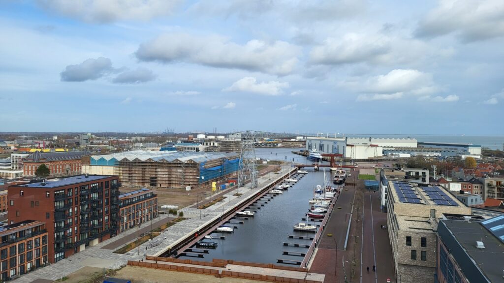 Het uitzicht vanuit de nieuwe woontorens, met links het hoofdkantoor van Damen Naval.