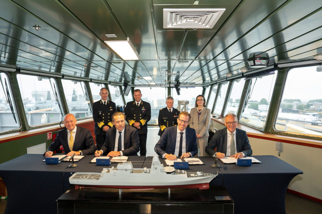 Damen Naval Algemeen Directeur Roland Briene, Damen Shipyards Group CEO Arnout Damen, Staatssecretaris van Defensie Christophe van der Maat en Thales Netherlands CEO Gerben Edelijn ondertekenden het contract op de brug van Zr.Ms. Karel Doorman.