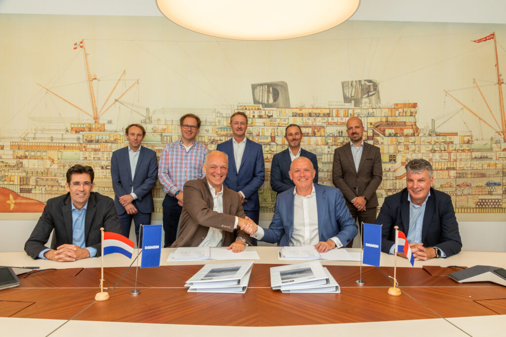 RH Marine Managing Director Hugo Loudon (links) en Roland Briene schudden elkaar de hand na het onderteken van het eerste leverancierscontract voor ASWF.