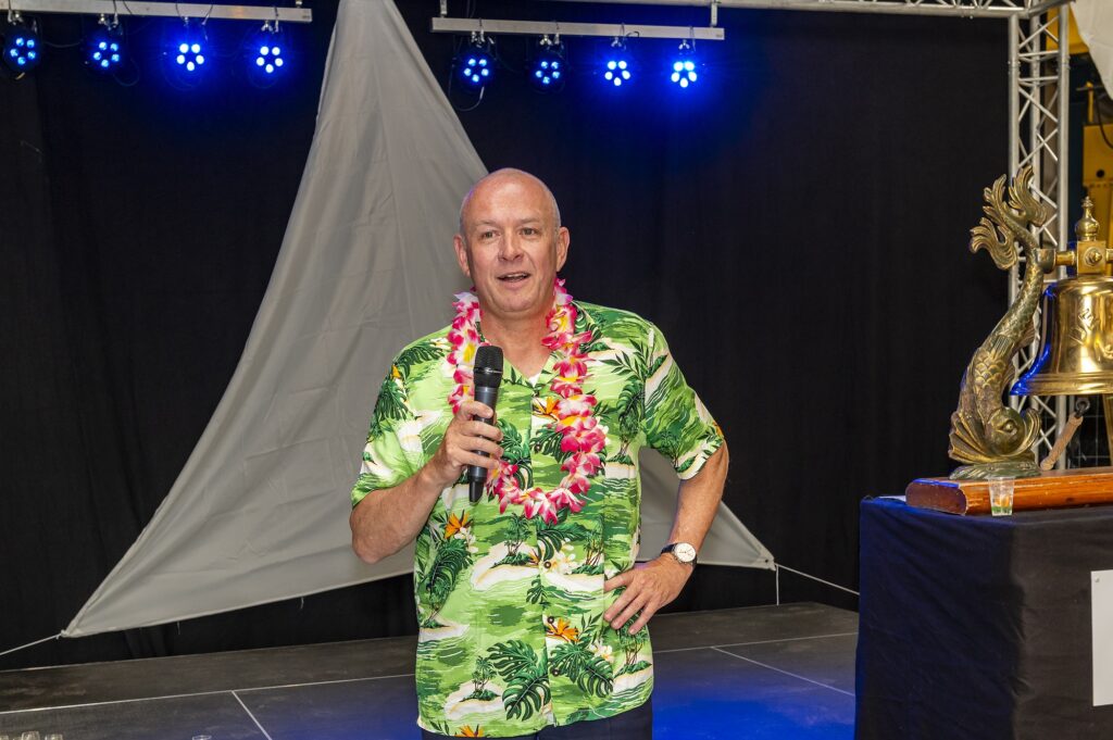 Ibiza vibes with a touch of Hawaii: Roland Briene opened the evening with a short speech.