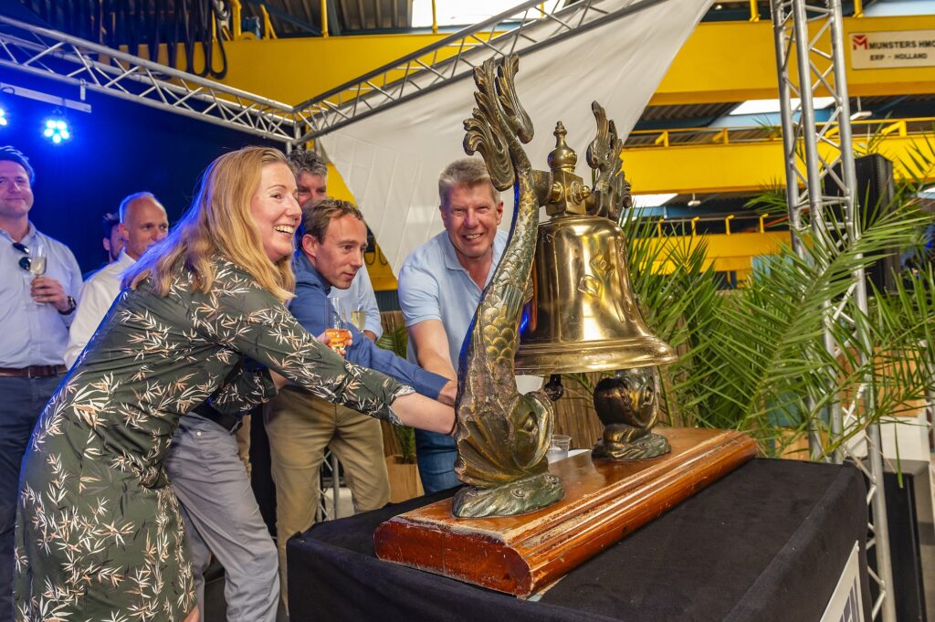 Vera Leijten, Ronald Lukasse, Joop Noordijk and John Beelen rang the bell for the four ASW frigates.