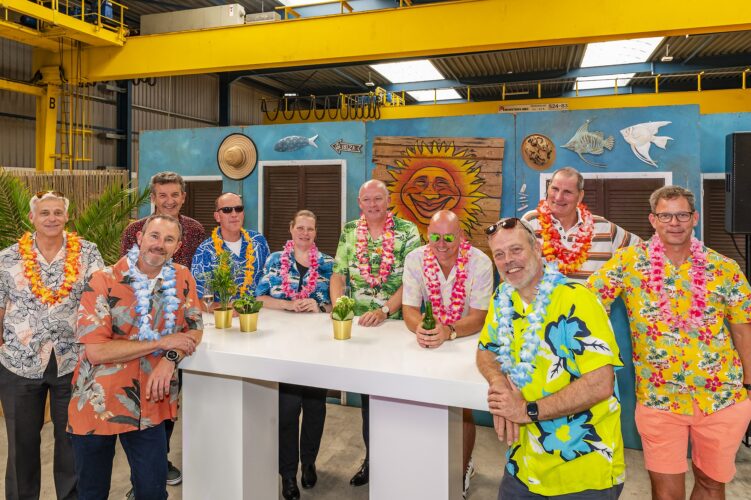 Ibiza vibes met een vleugje Hawaii: het MT en een aantal managers hadden zich gekleed in vrolijke shirts.