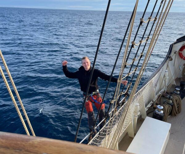 Thomas Verdonck hanging off De Gulden Leeuw.