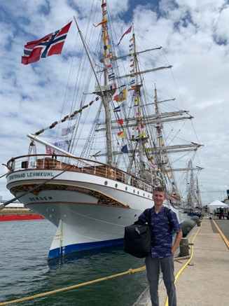 Thijmen Verdonck in front of Statsraad Lehmkuhl.