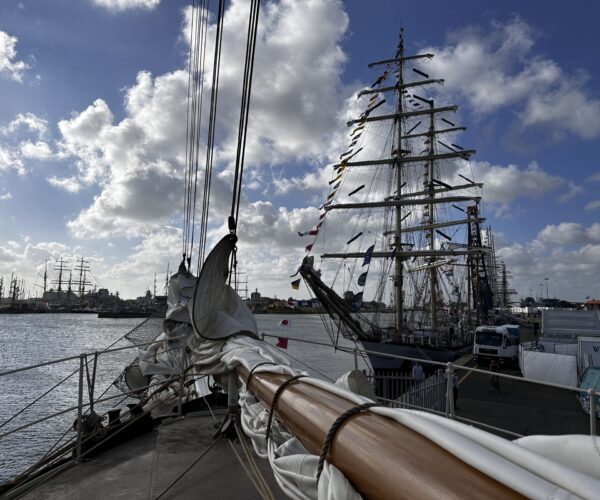 Andreas van Acker sailed on De Gulden Leeuw.