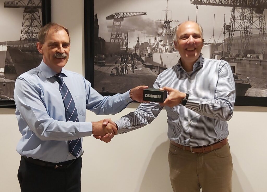 Damen Naval Project director Arjan Risseeuw hands over the VR module to Joost Meesters, CSS Project Manager at COMMIT.