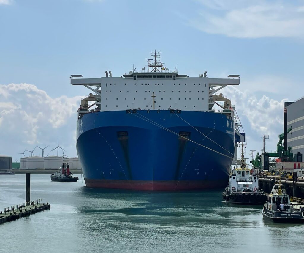 De Xin Guang Hua aan de kade in Vlissingen-Oost.