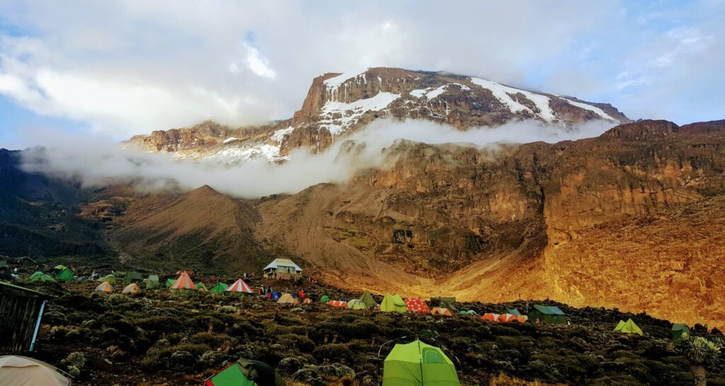 Barranco Camp op weg naar de top van Mount Kilimanjaro, Tanzania (5895 meter).