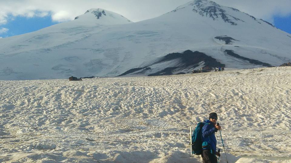 Op weg naar het tweede kamp op Mount Elbrus, Rusland (5642 meter).