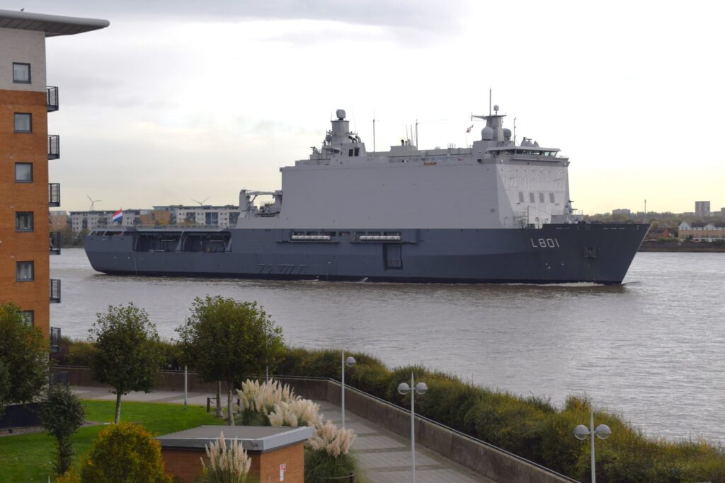 Zr.Ms. Johan de Witt vaart de Theems op. Foto: Andrew Christy Photography.