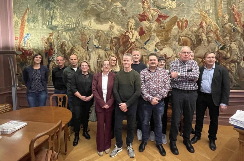 De jubilarissen kregen een rondleiding door het monumentale pand van het Zeeuws Archief en de depots.