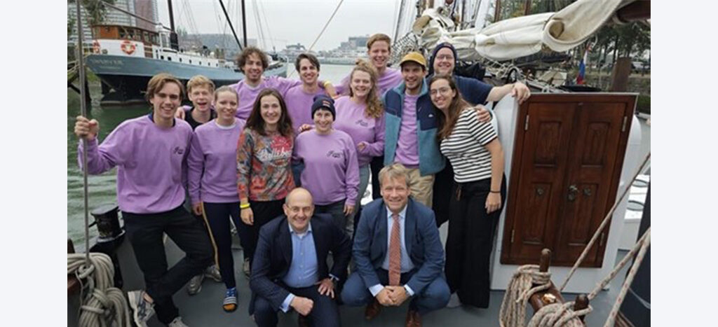 Het Damen-team aan boord van zeilschip Iris.