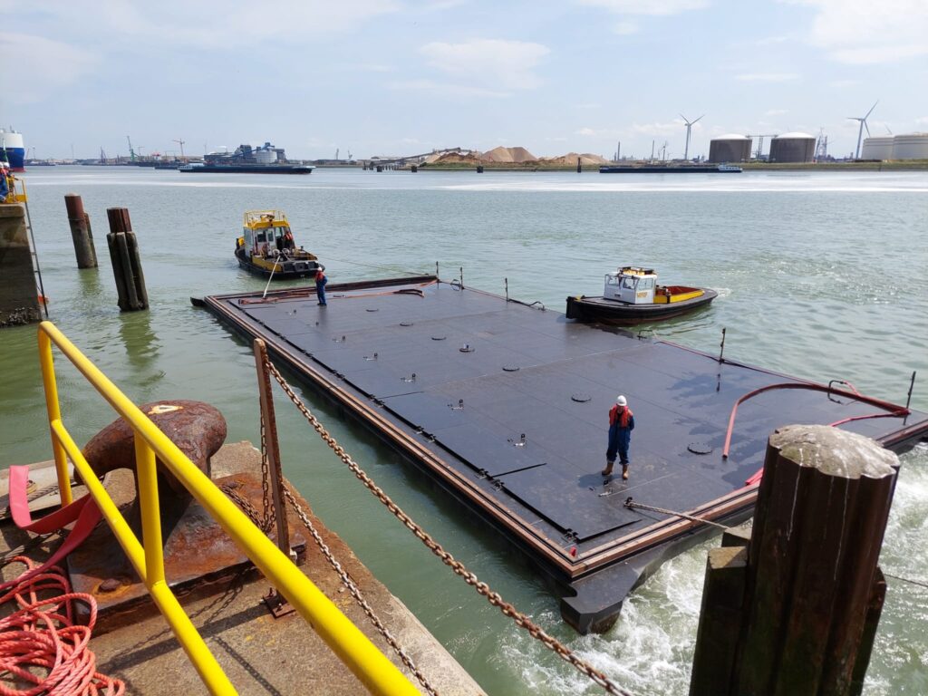 In de zomer voerde DSV onderhoud uit aan de dokdeur van droogdok 1.