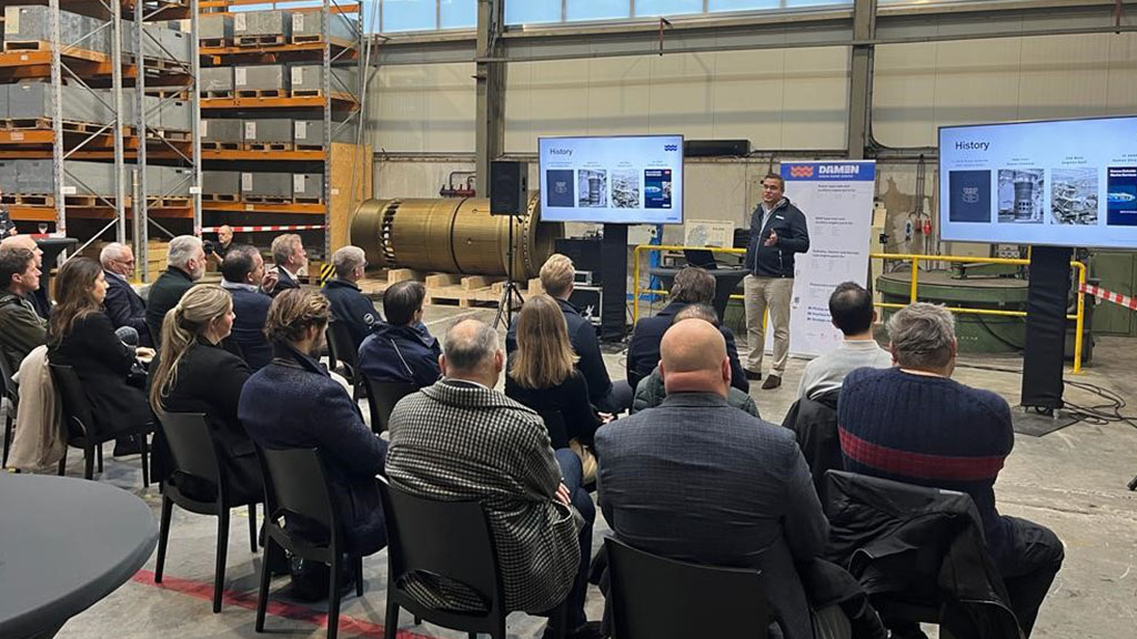 Tijdens de Damen Maritime Ventures Dagen hield Arnold een presentatie in het DSMS-magazijn.