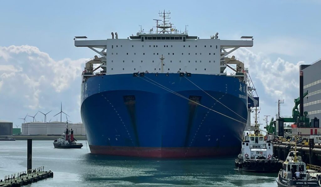 MV Xin Guang Hua van COSCO Shipping kwam naar Vlissingen voor demobilisatie.