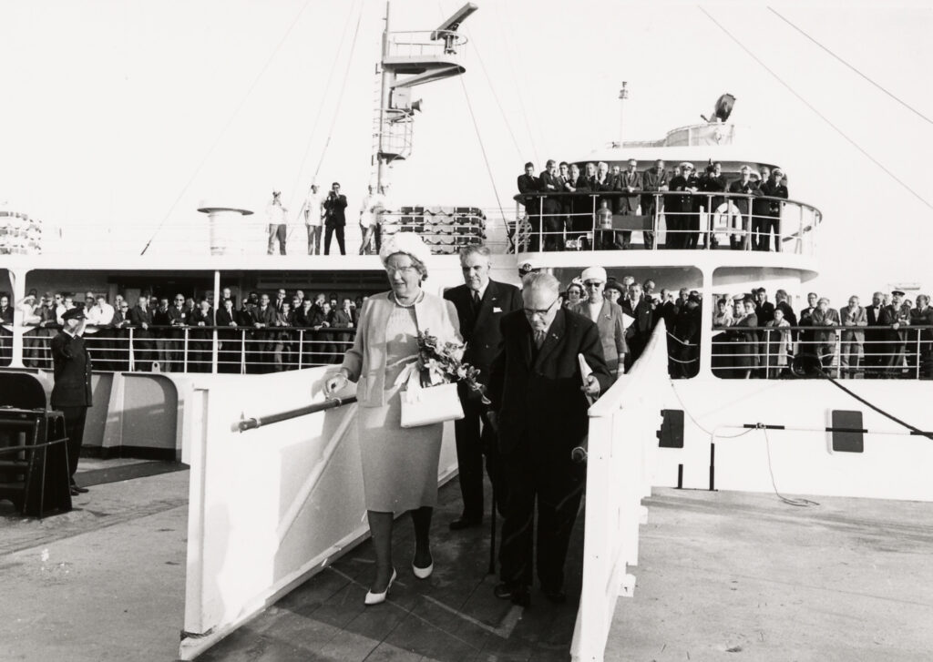 Koningin Juliana arriveert per veerboot om de nieuwe scheepswerf Scheldepoort officieel te openen in 1964.