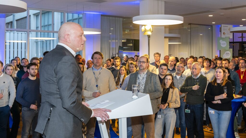 In zijn toespraak tijdens de drukbezochte Nieuwjaarsborrel bedankte Roland alle collega's voor hun harde werk.