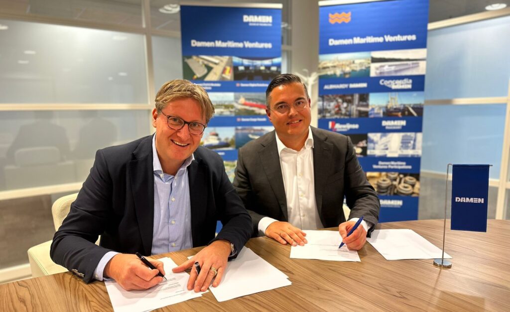 Ruysch International Managing Director Willem-Hendrik Ruysch (links) en DSMS Managing Director Arnold Suyerbuyk ondertekenen de overnameovereenkomst.