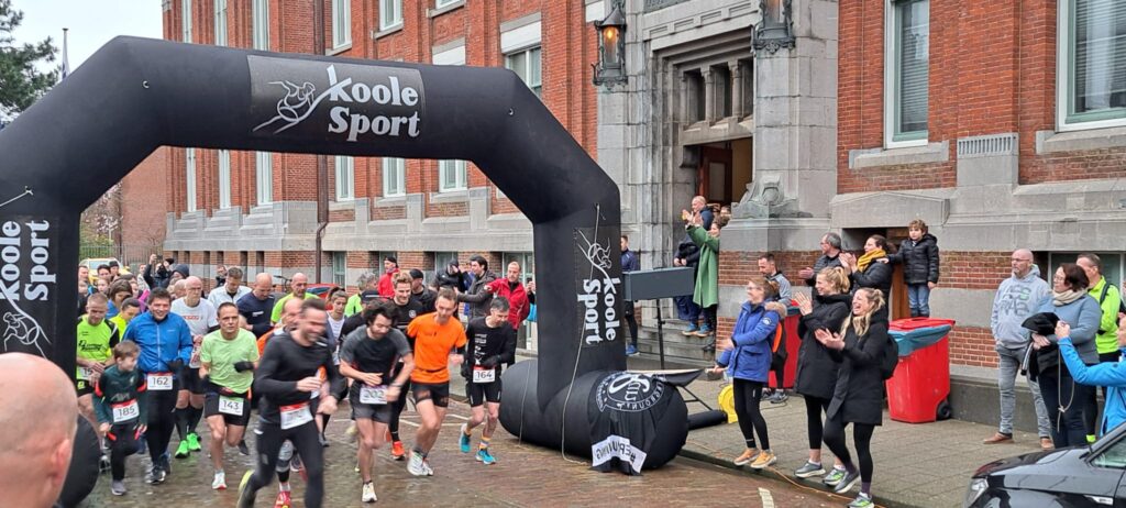 Managing Director Roland Briene signalled the start of the race, which both began and ended in front of the Damen Naval head office.