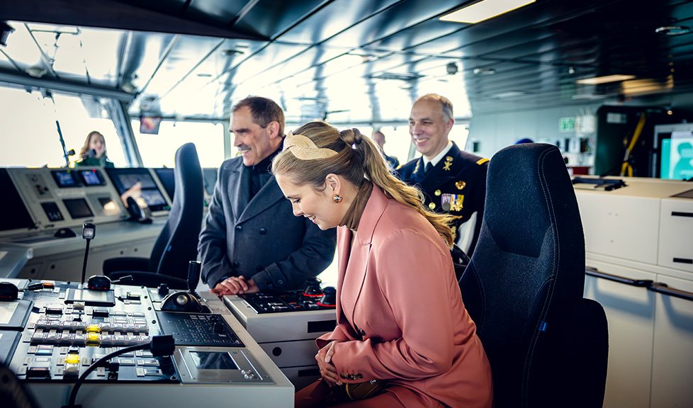 CSS Project Director Arjan Risseeuw (links) leidde Prinses Amalia rond aan boord van het CSS, samen met COMMIT Projectmanager kapitein ter zee Joost Meesters (rechtsachter).