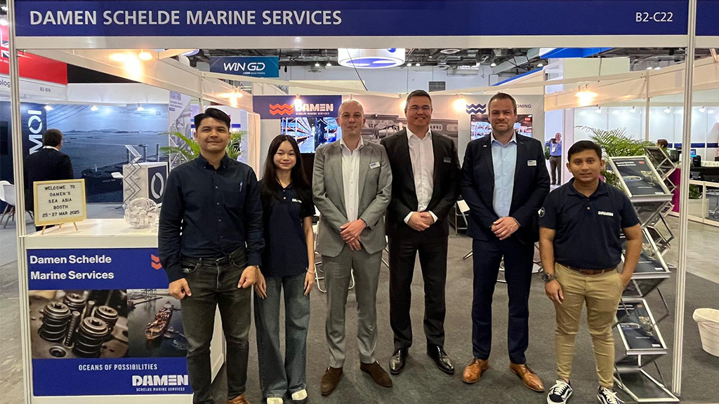 Het DSMS team op de Sea Asia 2025-beurs. (V.l.n.r.) Damien Goh, Kayla Koh, Jeroen Caris, Arnold Suykerbuyk, Ezra Lamers en Wilson Garnell.