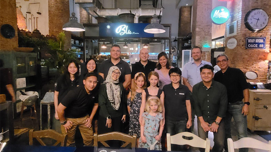 Jeroen en zijn gezin maken kennis met het DSMS Singapore team.