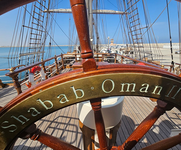 Uitzicht vanachter het roer van de Shabab Oman II.