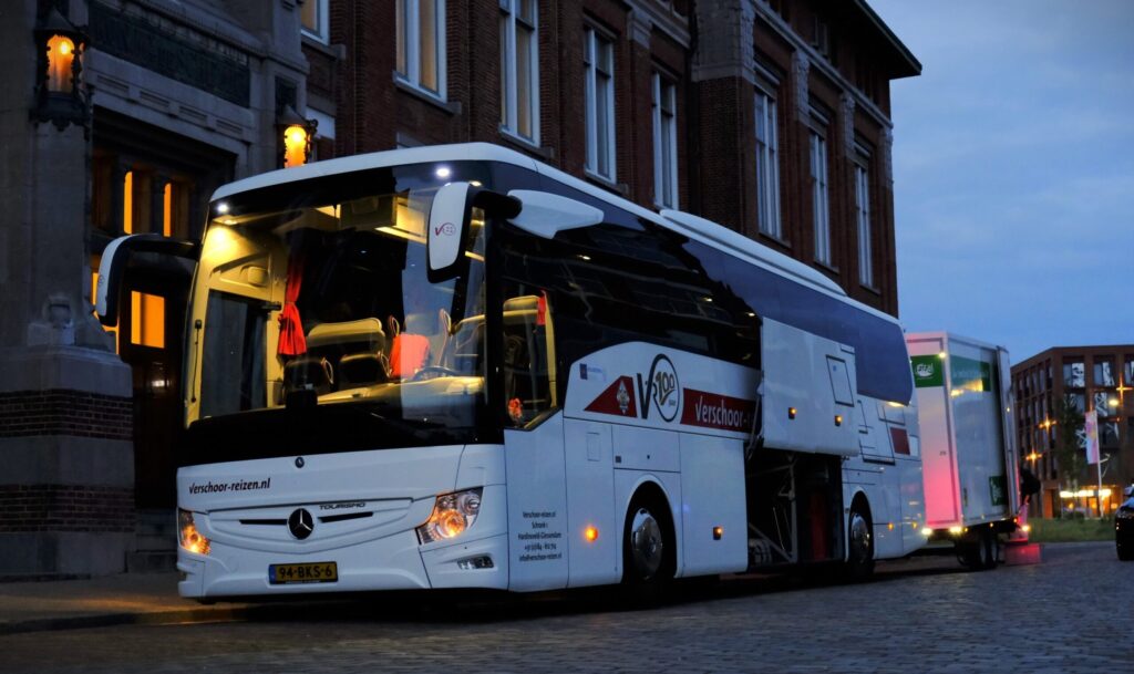 Deelnemers reisden per bus naar Frankrijk.