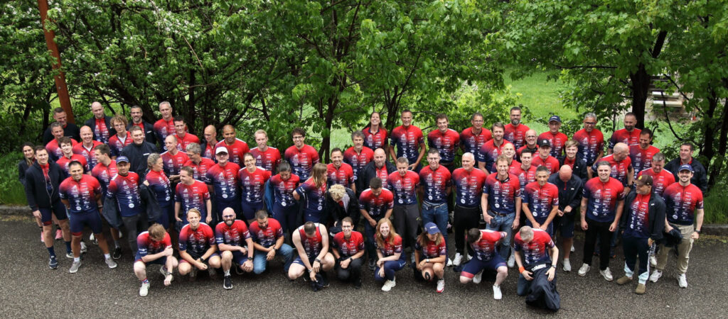Alle Damen-deelnemers aan de Alpe d'HuZes poseren voor een groepsfoto.