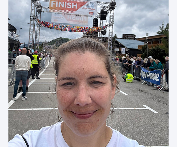 Tanja Schmitz komt de finish over.