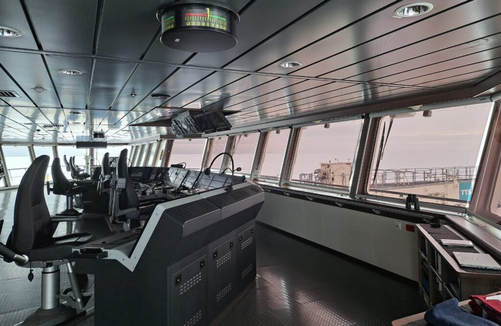 De ijsbreekproeven en buitenactiviteiten, zoals het meten van de dikte van de ijslaag, waren goed te volgen vanaf de brug.
