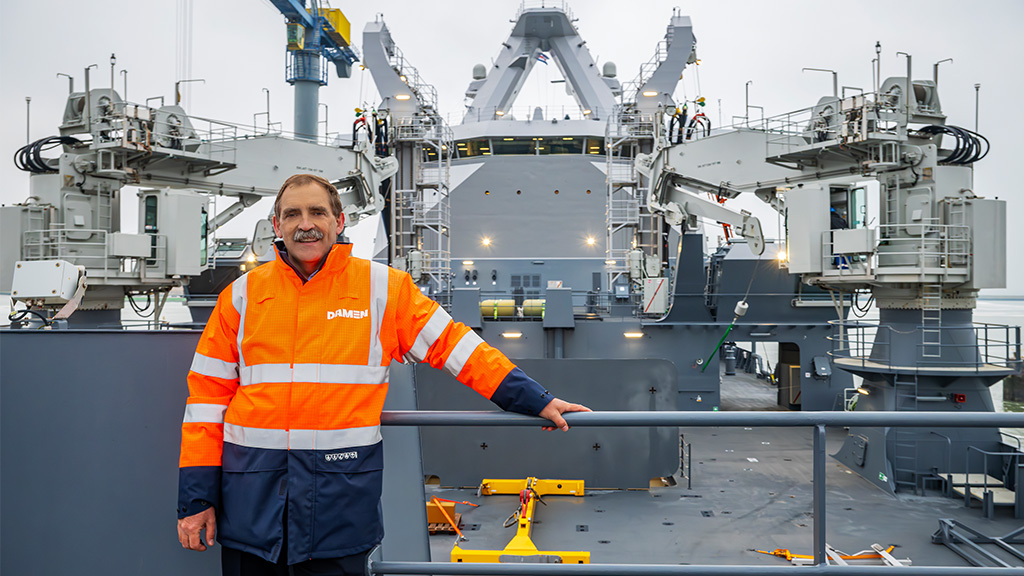 Project Director Arjan Risseeuw op het werkdek van het Combat Support Ship.