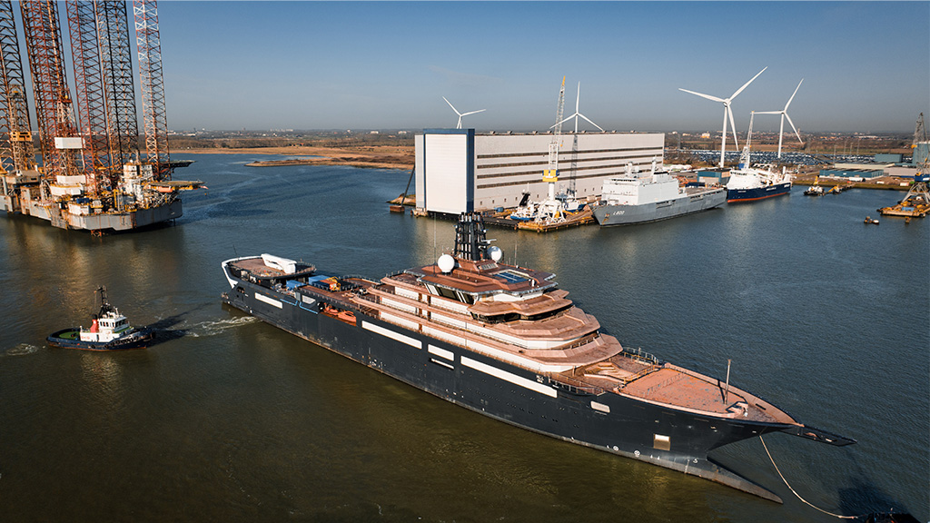Vlak na aankomst, verplaatste DSV de REV Ocean naar het overdekte droogdok.