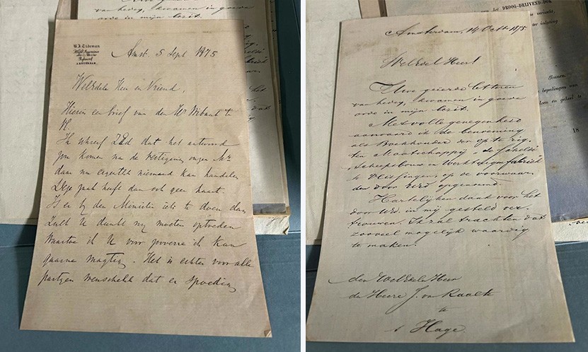 Handgeschreven brieven van Bruno J. Tideman (links) en Jos van Raalte (rechts).