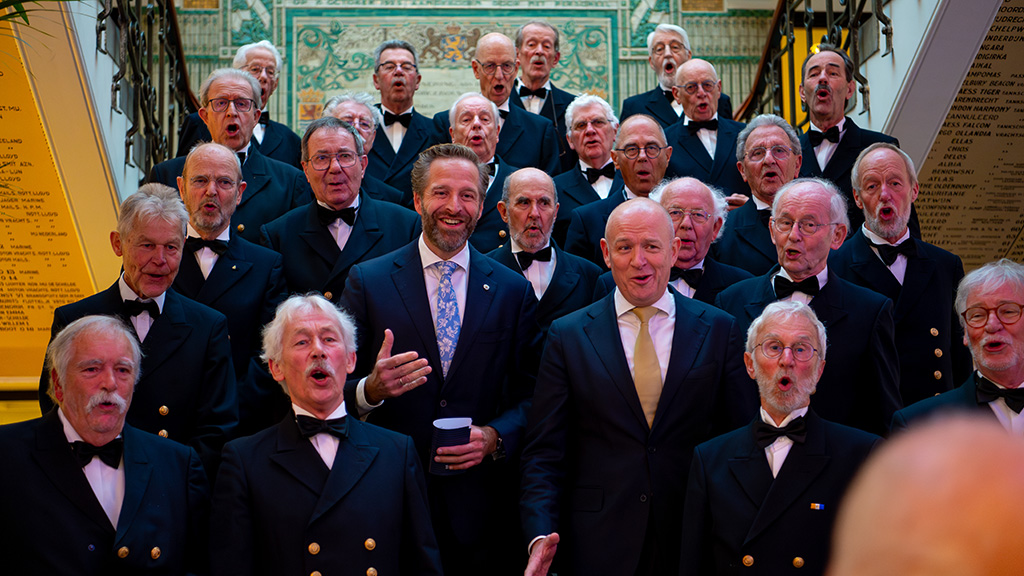 Commissaris van de Koning Hugo de Jonge en Damen Naval Algemeen Directeur Roland Briene zingen mee met het Scheldeloodsenkoor.