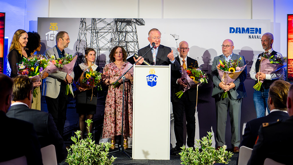 Hein van Ameijden nodigde de medewerkers aan het boek uit op het podium om hen te bedanken voor hun inzet.