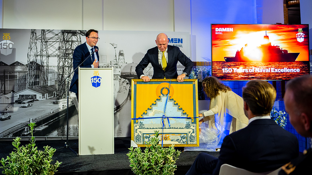 Damen Shiprepair Vlissingen Managing Director Michiel de Vliegher gaf Roland Briene een ingelijste Schelde-sjaal cadeau.