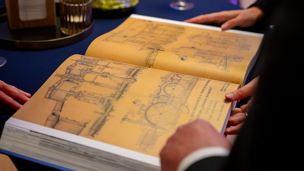 Gasten bladerden meteen in het indrukwekkende jubileumboek.