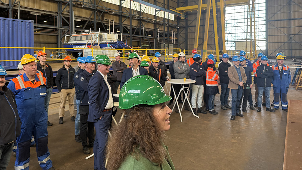 Damen Naval-collega's woonden de kiellegging bij.