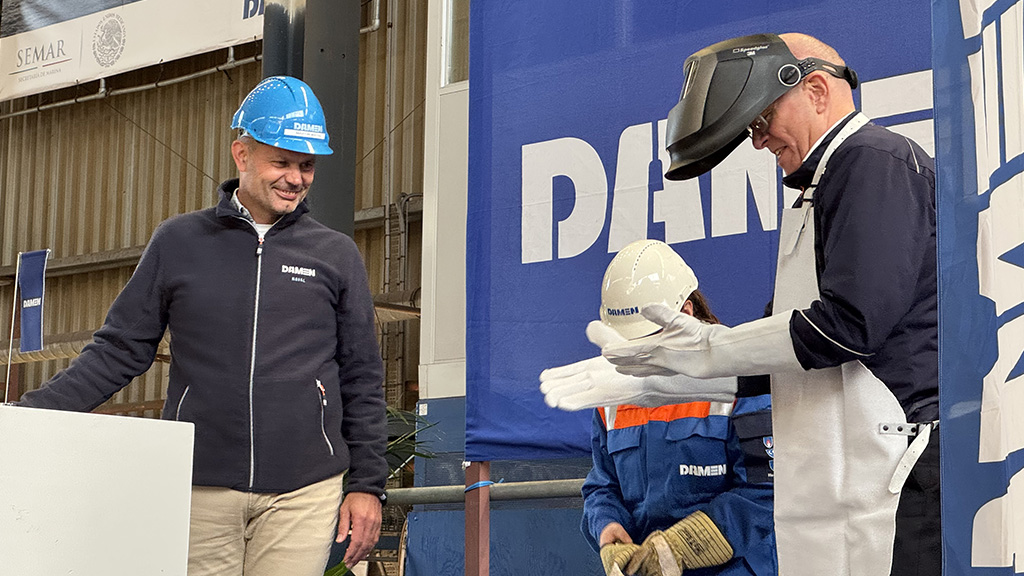 Onder toeziend oog van Manager Production Martin Wattel, trekt Algemeen Directeur Roland Briene zijn lashandschoenen aan