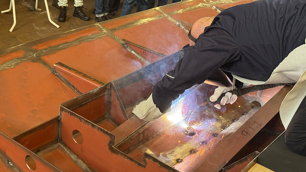 Roland last de twee euromunt op zijn plek.