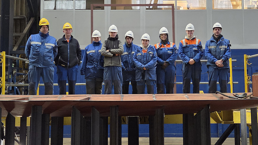 De zeven nieuwe studenten met hun begeleiders. (V.l.n.r.) Leo Dingemanse, Cees van Cadsand, Amy Boxhoorn, Jannis Jobse, Casper Hajee, Penelope de Bruine, Wijna van den Berg, Tim Tamboer en Jacco van Schaijk.