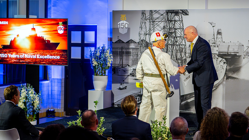 Algemeen Directeur Roland Briene verwelkomt Willem Murre op het podium tijdens de boekpresentatie.