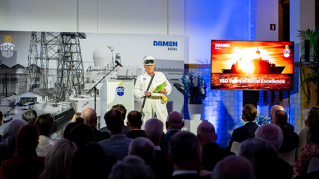 Willem Murre tijdens de voordracht van zijn gedicht 'Battapor'.