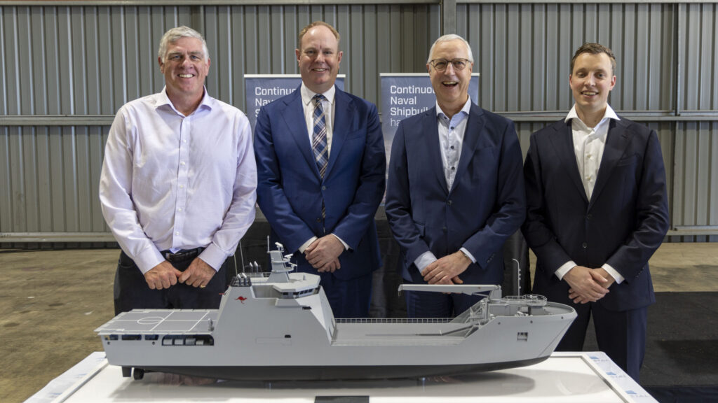 Vertegenwoordigers van Damen (v,l.n.r.): Damen Shipyards Representative for Australia, New Zealand and the South Pacific Mark Todd, Area Director Asia Pacific Michiel Hendrikx, Damen Naval Deputy Director Projects Jan de Vries en Damen Naval Structural Engineer Robbin Suiker bij de contractondertekening.