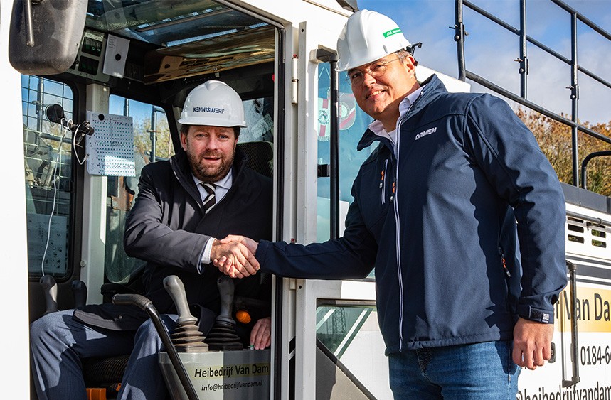 DSMS Managing Director Arnold Suykerbuyk (r) schudt de hand van locoburgemeester Geoffrey Sips van de Gemeente Vlissingen.