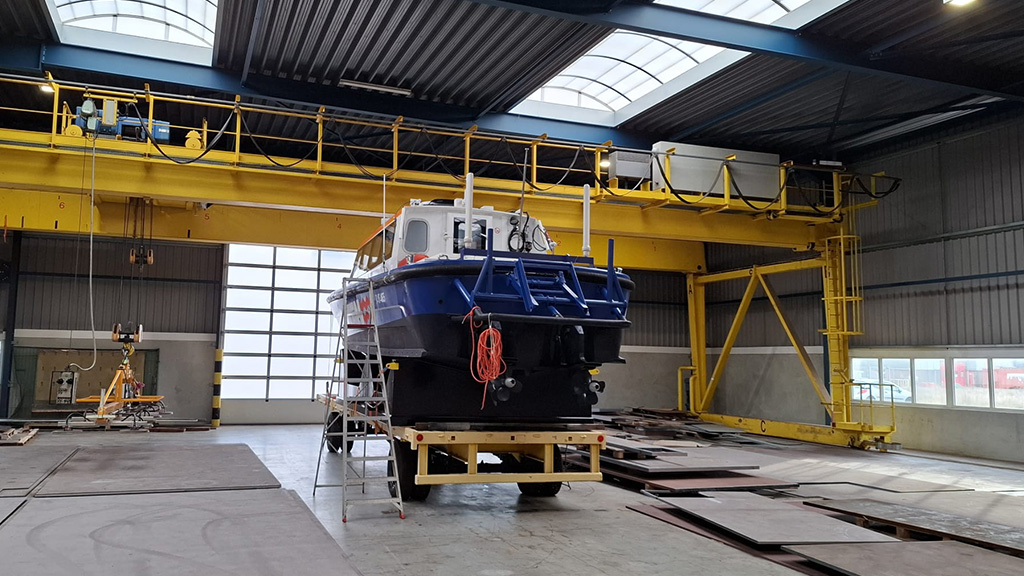 De Damen Naval-Productieafdeling heeft een speciale cradle gemaakt, zodat het bootje veilig kan worden vervoerd.