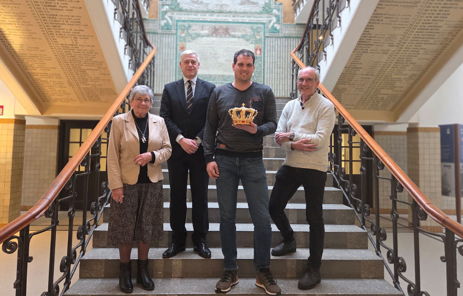 Drie generaties van de Geuze-familie kwamen naar Damen Naval om de kroon te overhandigen. (V.l.n.r.) Jannie Geuze-Goedbloed, Richard Keulen, Matthias Geuze en Dick Geuze.