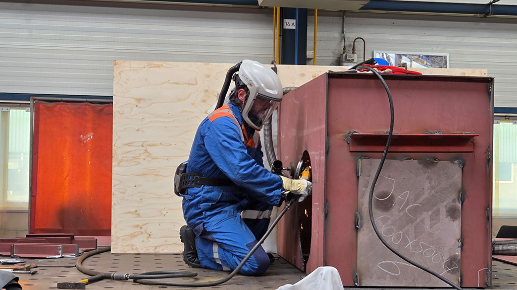 Om te voorkomen dat je met kleding of gereedschap blijft hangen, worden de randen van het mangat glad geslepen.
